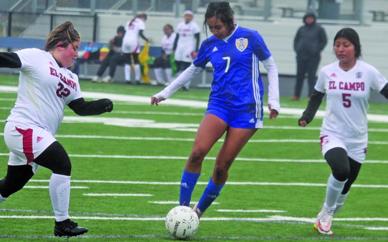 Sentinel photo/Mike Reddell Sophomore midfielder Rubi Ortiz (7) works the ball through El Campo defenders.