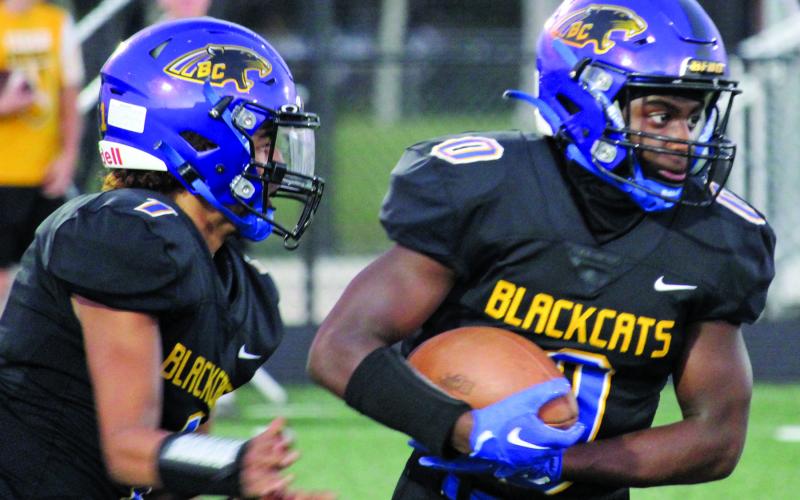 Sentinel Photo/Mike Reddell Blackcat sophomore running back Jada Andrews (0) takes the handoff from quarter Alex Estrada (1).