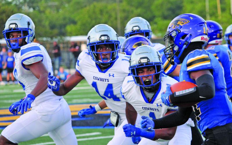 Sentinel Photo/Mike Reddell Bay City running bank Paris Fox (14) tries to find his way through a tangle of Edna defenders..