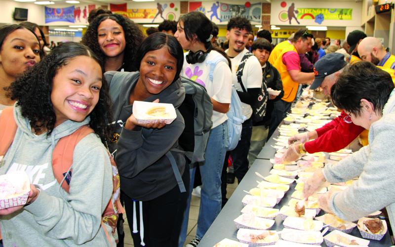 Sentinel Photo/Mike Reddell Bay City Chamber of Commerce and Agriculture helped celebrate about 360 Bay City High School A honor roll students with banana splits Friday, Jan. 27. Bay City (noon) Lions Club helped serve.