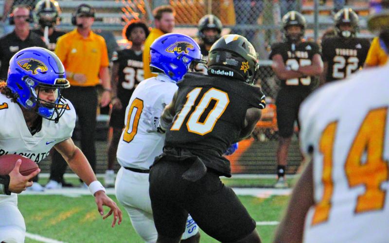 Sentinel Photo/Mike Reddell Blackcat sophomore quarterback Alex Estrada (1) follows his blockers.