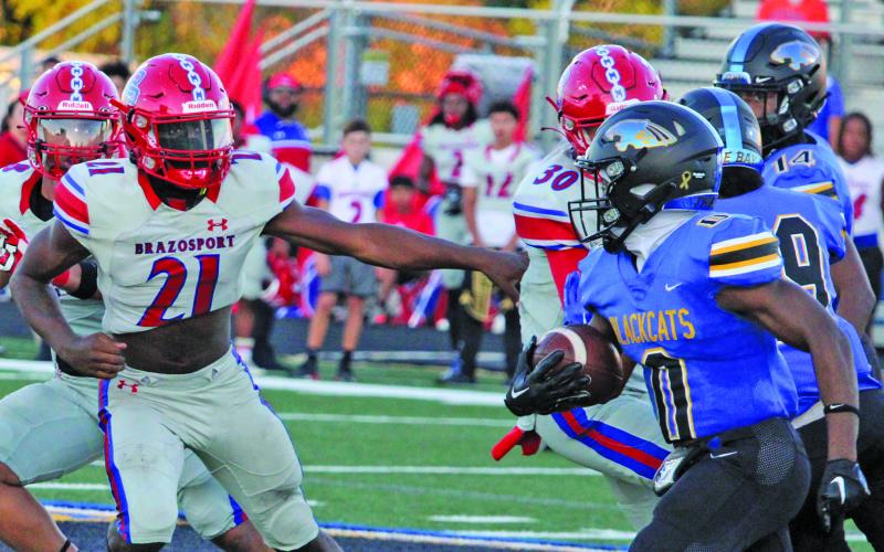Sentinel Photo/Mike Reddell Junior running back Jada Andrews (0) gets around end for big yardage. Andrews had a game-high 94 yards rushing.