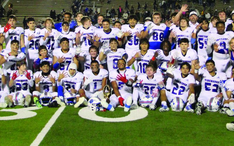 Sentinel Photo/Mike Reddell Tidehaven team photo after Tigers defeated Poth in the quarterfinal round at Victoria Memorial Stadium Friday, Dec. 1.