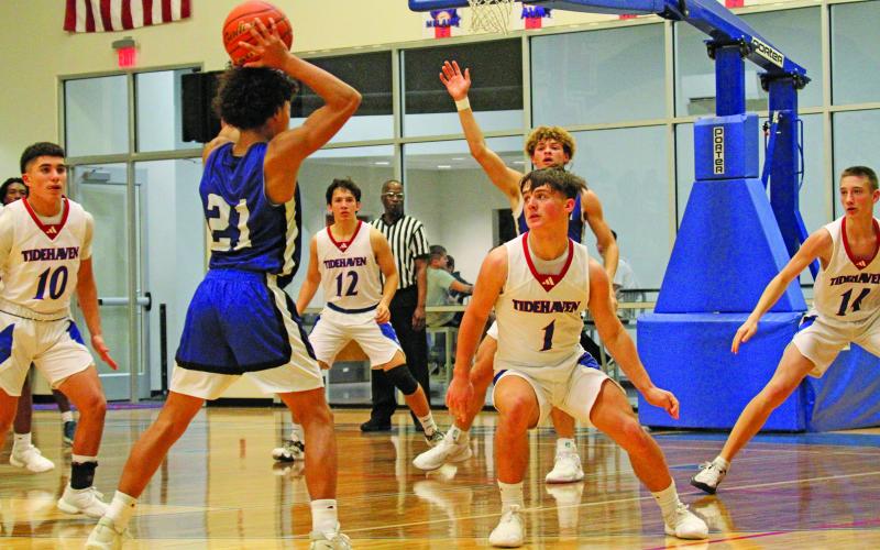 Anna Hernandez photo Tidehaven spreads its defense to guard Yoakum Friday, Jan. 5. The Tigers lost the district home game 52-50 in overtime at the Tiger Dome. Tidehaven, 3-3, 0-2, was to play Columbus in another district battle Tuesday, Jan.9.