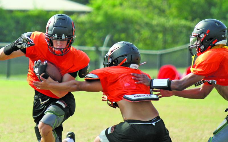 Anna Hernandez photo A Van Vleck ball carrier works to the outside during last week’s workouts.