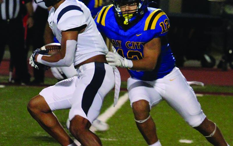 Sentinel Photo/Mike Reddell Senior linebacker Jaden Malone (12) closes in on the Hidalgo quarterback.