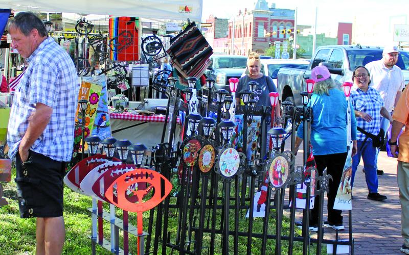 Sentinel Photo/Jessica Shepard People browse through several vendors at Market Day on the square Saturday, Nov. 23, as a variety of vendors featuring possible early Christmas gifts.