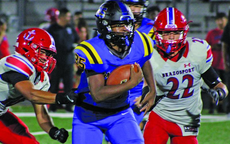 Sentinel Photo/Mike Reddell Blackcat freshman Zyrus Fox (25) moves past Exporter defenders to pick up yardage.