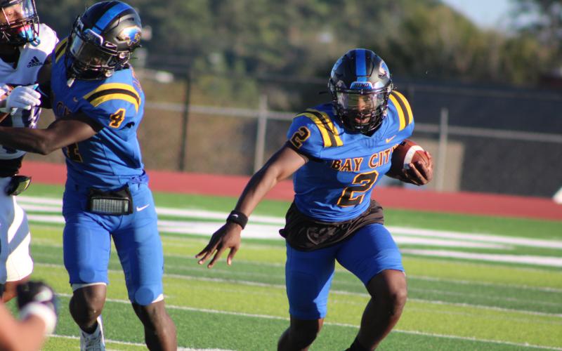 Sentinel Photo/Mike Reddell Keimarion Wiggins (2) runs for a big gain at LBJ-Austin.