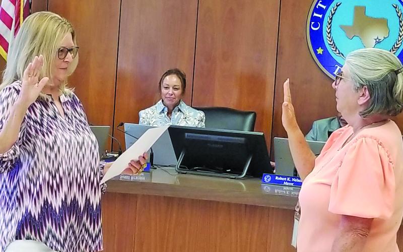 Sentinel Photo/Mike Reddell Municipal Court Judge Suzan Thompson swears in newly appointed Associate Municipal Court Judge Jeanna Thompson at City Council’s meeting last week.