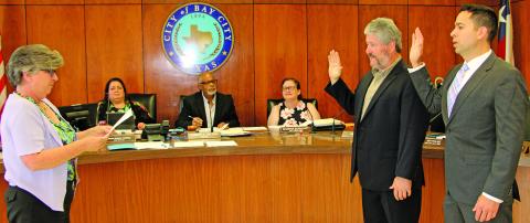 Sentinel Photo/Mike Reddell City Council’s May 23 regular meeting saw City Secretary Jeanna Thompson swear in re-elected Council Member James Folse, left, and elected Council Member Benjamin Flores from the May 6 General Election. 