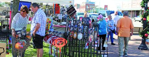 Sentinel Photo/Jessica Shepard People browse through several vendors at Market Day on the square Saturday, Nov. 23, as a variety of vendors featuring possible early Christmas gifts.