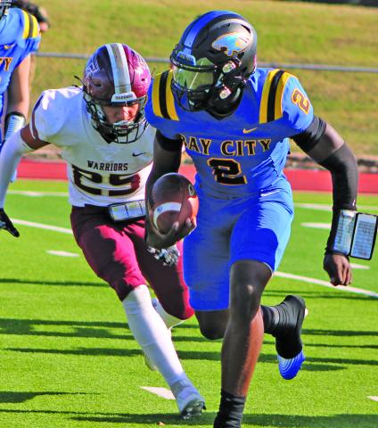 Sentinel Photo/Mike Reddell Bay City senior quarterback Keimarion Wiggins moves up field looking for an opening against Tuloso-Midway Saturday, Nov. 15.