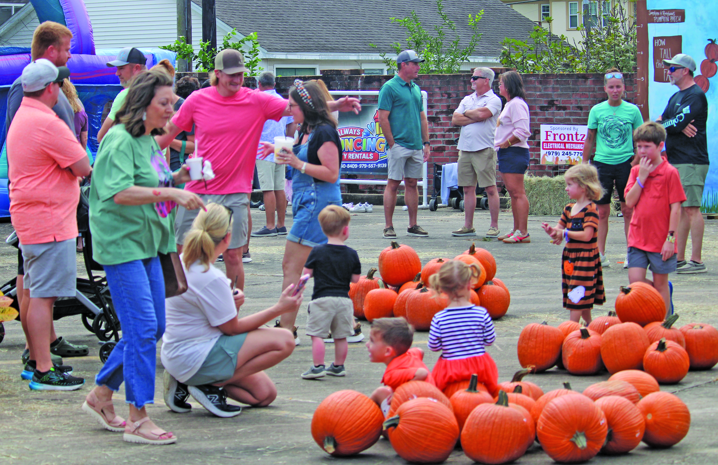 Sentinel Photo/Mike Reddell Kids, parents, grandparents gather at the Sunshine & Rainbows Pumpkin Patch on Saturday, Oct. 3.