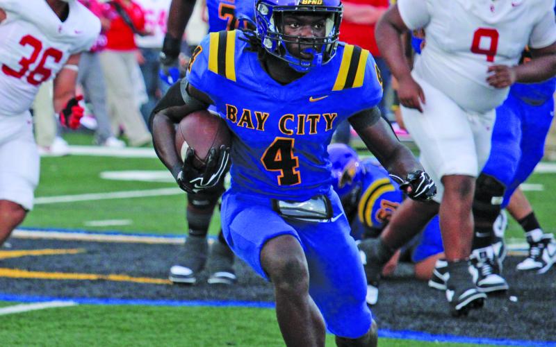 Sentinel Photo/Mike Reddell  Right, below, Wiliams’ run picks up yardage.
