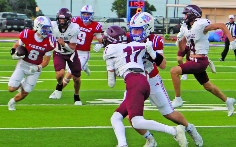 Sentinel Photo/Jessica Shepard Above, Tidehaven’s quarterback eyes an opening thanks to Tiger blockers.