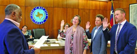 Sentinel photo/Mike Reddell Mayor Robert Nelson swears in (from left) re-elected Council Members Becca Sitz and Bradley Westmoreland and newly elected Council Member Blayne Finlay. See Jason Childers’ recognition on Page 5.