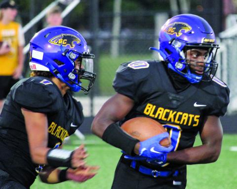 Sentinel Photo/Mike Reddell Blackcat sophomore running back Jada Andrews (0) takes the handoff from quarter Alex Estrada (1).
