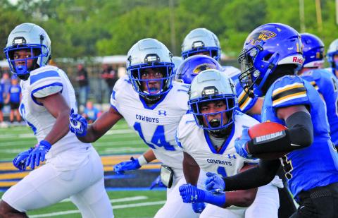 Sentinel Photo/Mike Reddell Bay City running bank Paris Fox (14) tries to find his way through a tangle of Edna defenders..