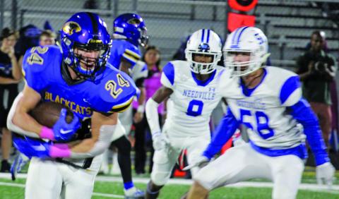 Sentinel Photo/Mike Reddell Senior Bay City running back Ayden Smith (24) takes the ball around end for yardage.
