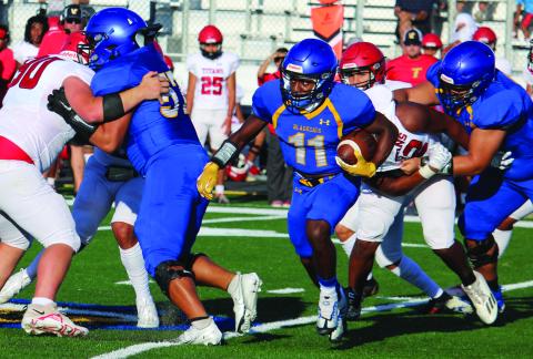 Sentinel Photo/Mike Reddell Above, junior Blackcat running back Jada Andrews (11) follows his blockers in last week’s scrimmage with Victoria East. Bay City will play Sweeny here this Friday.