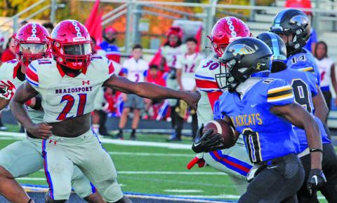 Sentinel Photo/Mike Reddell Junior running back Jada Andrews (0) gets around end for big yardage. Andrews had a game-high 94 yards rushing.