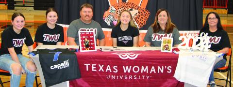 Sentinel Photo/Mike Reddell Van Vleck student Cadence Andersen recently signed with Texas Woman’s University to play soccer. From left are: Kyleigh Andersen, Hannah Andersen, Adam Andersen, Cadence Andersen, Amanda Andersen and Bonita Stell.