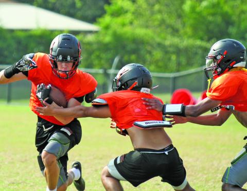Anna Hernandez photo A Van Vleck ball carrier works to the outside during last week’s workouts.