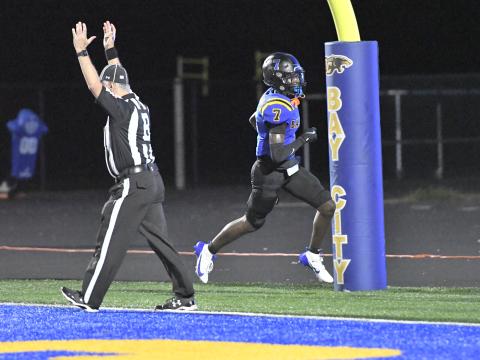Photo by Larry Bose Bay City senior wide receiver Xylan Williams (7) scores.