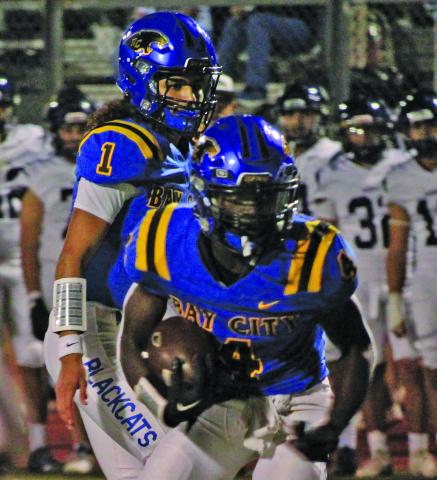Sentinel Photo/Mike Reddell Blackcat sophomore Aiden Williams looks for an opening after taking a handoff from senior quarterback Alex Estrada (1).