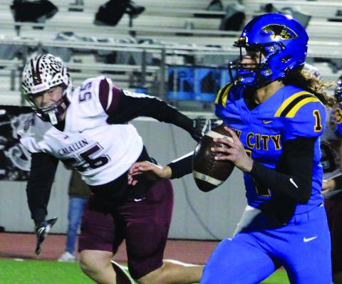 Sentinel Photo/Mike Reddell Blackcat senior quarterback Alex Estrada (1) looks down field for an open receiver with a Calallen defender closing in.