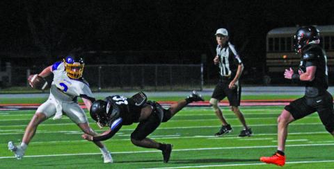 Photo by Anna Hernandez A Weimar back tries to evade Van Vleck defenders in last Friday’s scrimmage. Van Vleck will scrimmage Palacios Thursday.