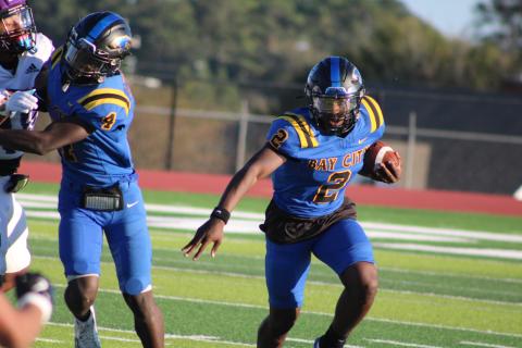 Sentinel Photo/Mike Reddell Keimarion Wiggins (2) runs for a big gain at LBJ-Austin.