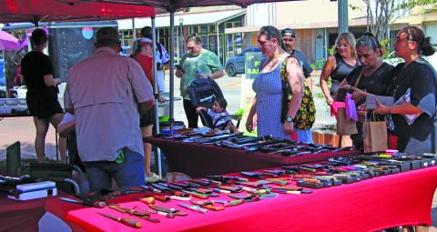 Last week’s Market Days on the Square had a decent turnout. Consider the wide array of cutlery that appeared to draw several possible female customers. Sentinel Photo/ Jessica Shepard