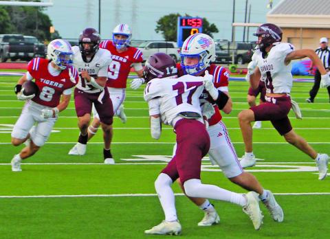 Sentinel Photo/Jessica Shepard Above, Tidehaven’s quarterback eyes an opening thanks to Tiger blockers. 