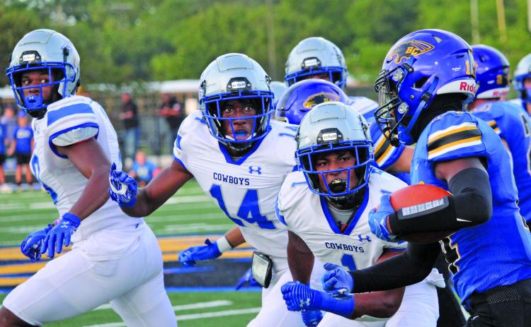 Sentinel Photo/Mike Reddell Bay City running bank Paris Fox (14) tries to find his way through a tangle of Edna defenders..