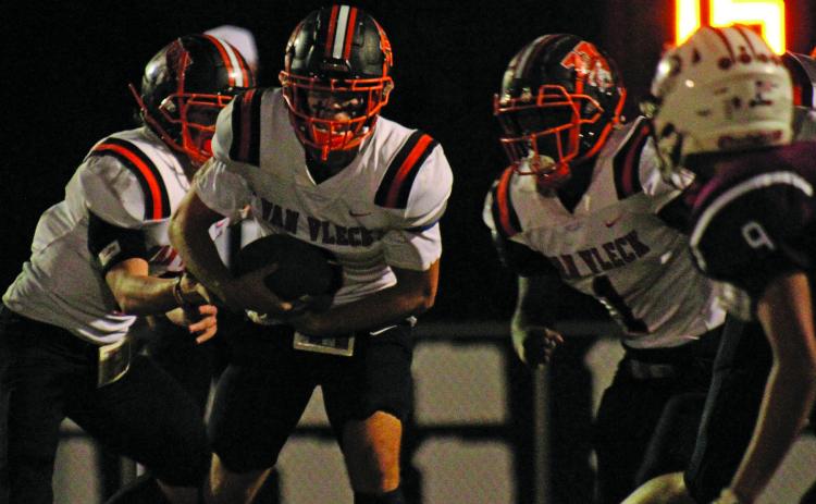 Photo/Anna Hernandez Leopard running back Brent Noster takes the handoff.