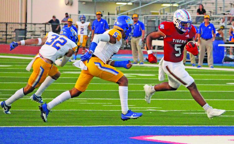 Sentinel Photo/Jessica Shepard Tidehaven’s senior running back Joseph Dodds (5) is about to step in the end zone for a touchdown against Odem Friday, Sept. 1