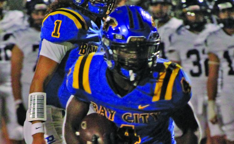 Sentinel Photo/Mike Reddell Blackcat sophomore Aiden Williams looks for an opening after taking a handoff from senior quarterback Alex Estrada (1).